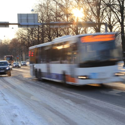 En buss kör på Backasgatan i Helsingfors.