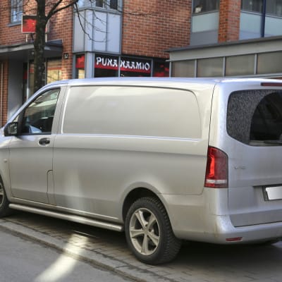 En grå skåpbil av märket Mercedes Benz