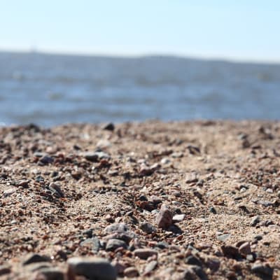 Närbild av sandstrand.