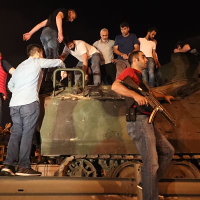 Demonstranter ockuperar en stridsvagn i Istanbul.