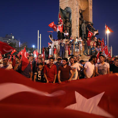 President Erdoğans anhängare i Istanbul firar att kuppförsöket misslyckades.