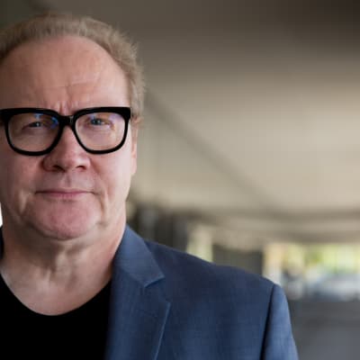 Kirjailija Jari Tervo kuvattuna Finlandia-talon takana 14.09.2016.