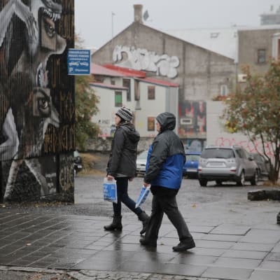 Kaksi ihmistä kävelee kadulla Reykjavikissa
