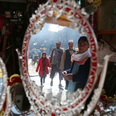 Afghaner i Herat reflekteras i speglar 7.12.2016