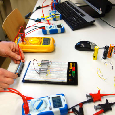 Laddningsbara batterier testas.