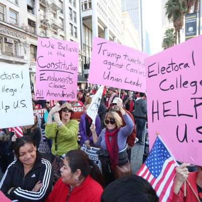 Demonstranter i Los Angeles vädjar till elektorskollegiet att inte rösta på Donald Trump.