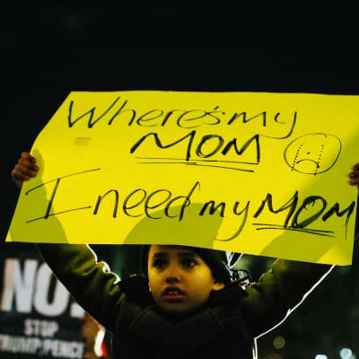 "Var är min mamma, jag behöver min mamma" står det på det här plakatet, som en pojke höll upp på en demonstration i New York mot inreseförbudet.