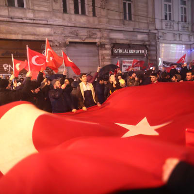Utanför Nederländernas generalkonsulat i Istanbul förekom också protester mot holländarna.