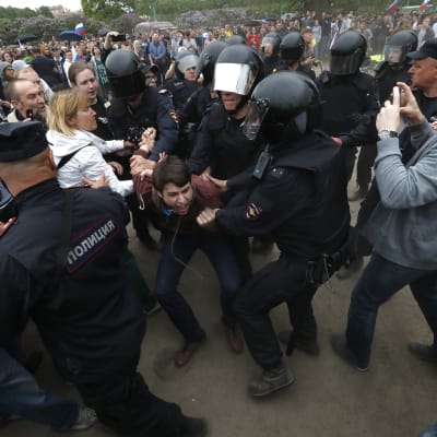 Kravallpolis gick till attack på många håll såsom i Moskva där över 700 demonstranter greps