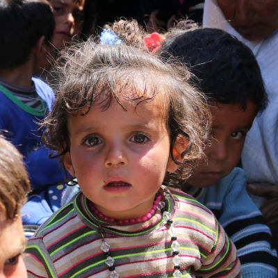 Några syriska flyktingbarn på flykt.