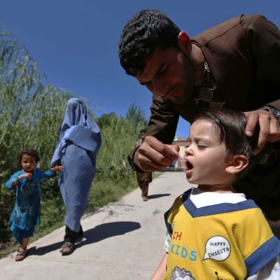 Afghanskt barn får poliovaccin