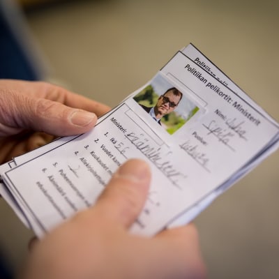 Lähikuva itse tehdyistä poliitikkojen korteista (joita käytetään tukena opetuksessa), Puistolan peruskoulu (yläaste), Hki, 12.5.2017.