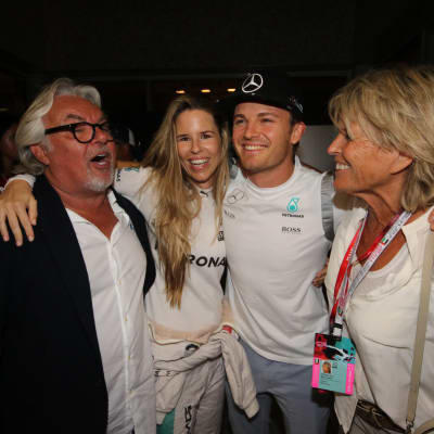 Nico Rosberg med pappa, fru och mamma efter F1-mästerskapet 2016.