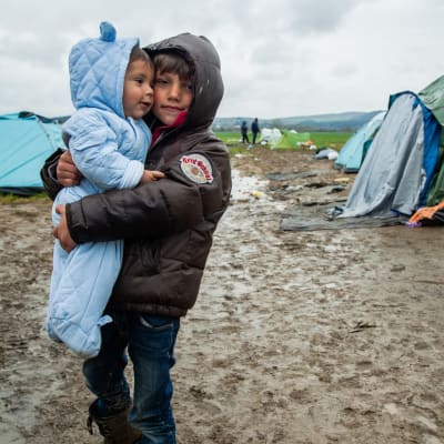 Barn i grekiskt flyktingläger