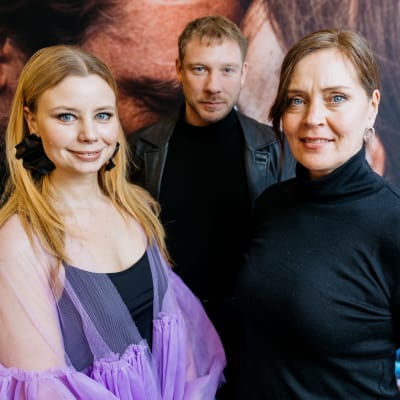 Skådespelarna Amanda Jansson, och Linus Troedsson tillsammans med regissören Tiina Lymi.