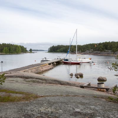 Båtar ligger förtöjda vid bryggan på Söderholmen i Äggskär.
