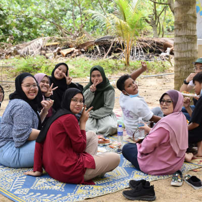 Muslimska kvinnor på piknik i Malaysia. 
