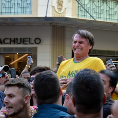 Jair Bolsonaro sekunderna efter att han knivhuggits mitt bland sina anhängare i staden Juiz de Fora.