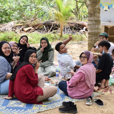 Muslimska kvinnor på piknik i Malaysia. 