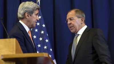 Utrikesministrarna John Kerry (t.v.) och Sergej Lavrov (t.h.) enas om fredsavtal för Syrien efter förhandlingar i Genève.