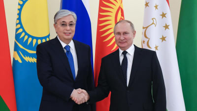 Rysslands president Vladimir Putin (till höger) uppges, åtminstone tidigare, ha haft en betydligt svalare relation till Tokajev (till vänster) än till Nazarbajev. 