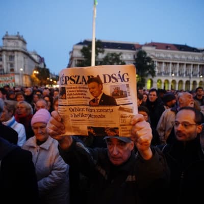 Demonstration i Budapest till stöd för den nedlagda oppositionstidningen Népszabadság.