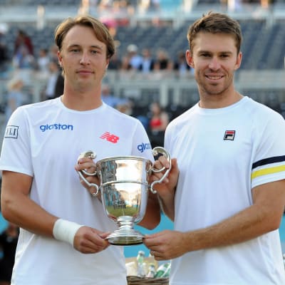 Henri Kontinen och John Peers lyfter bucklan i Queens.