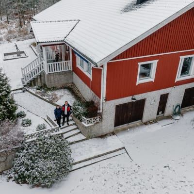 Pia ja Tapio Knuuttila seisovat talon pihalla Sauvossa.