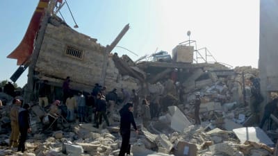 Minst sju mänskor dödades i attacken mot ett sjukhus i Idlib. Åtta medlemmar av Läkare utan gränser saknas fortfarande.