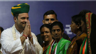 Rahul Gandhi bar en traditionell vit kurta då han utsågs till Kongresspartiets ledare  