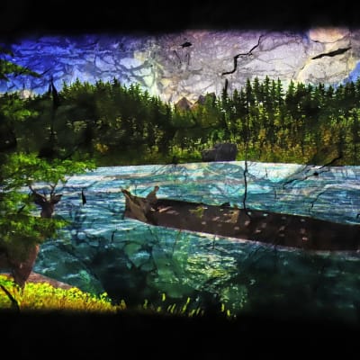 Kalevala-aiheinen videoteos Saimaan Taideluola Retretin luolan seinässä.