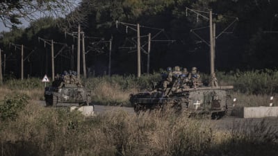 Två pansarvagnar med ukrainska soldater.