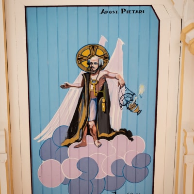 Kirkasvärinen ja siivekäs Pietari maalattuna kirkon kattoon.