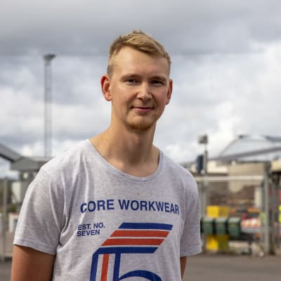 Jani Tjeder seisoo tehtaanportilla