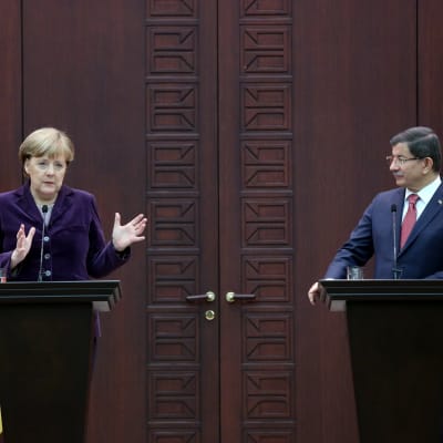 Angela Merkel och Ahmet Davutoglu i Ankara.