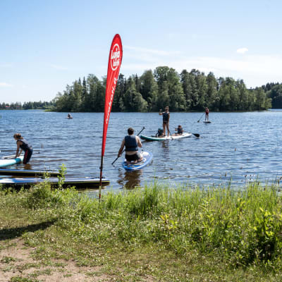 SUP-lautailua Tohloppijärvellä.