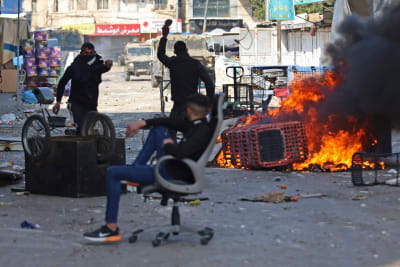 Palestinier drabbar samman med israeliska styrkor under en israelisk militärräd i staden Nablus på Västbanken. 