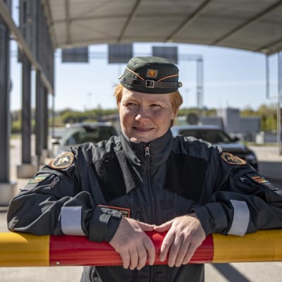 Rajavartiolaitoksen ylirajavartija Heidi Rantakare nojaamaassa puomiin Nuijamaan rajanylityspaikalla.