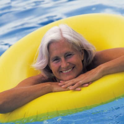 Simning och annan bassängträning är jätte bra för artrotiska knän. Bild:YLE/Comstock