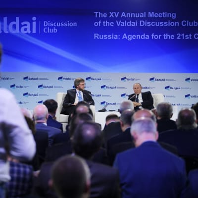 Vladimir Putin diskuterar med Fyodor Lukyanov på Valdaj-möte.
