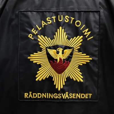 Kymenlaakson pelastuslaitoksen pelastusjohtajan takin selkäpuolen logo.