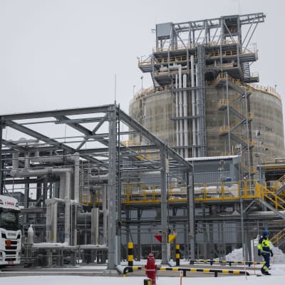 Haminan LNG-terminaalin LNG-tankkauspiste ja terminaalin työntekijä.