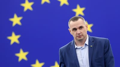 Oleg Sentsov tar emot Sacharovpriset i EU-parlamentet i Strasbourg