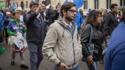 Peter Guidi vandrar i centrum av Milano tillsammans med andra Lega-sympatisatörer. 