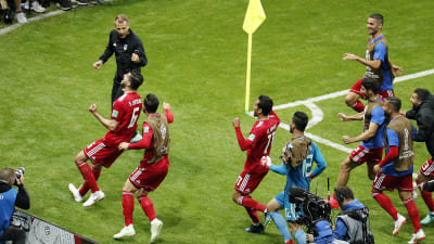 De iranska spelarna jublade länge innan de insåg att Ezatolahis mål mot Spanien hade dömts bort på grund av offside.