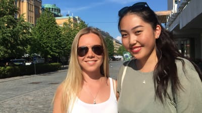 Sophie Doktar och Trang Ngo njuter av sommar och sol i Vasa.