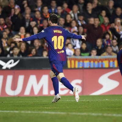 Lionel Messi firar ett mål som aldrig godkändes.