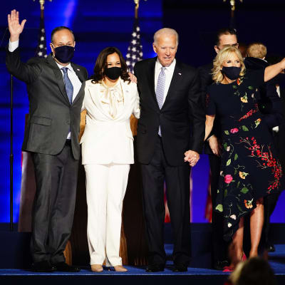 Joe Biden ja Kamala Harris perheineen kiittivät yleisöä voitonjuhlassaan.