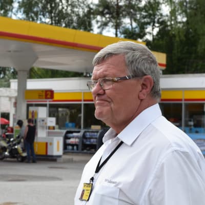 Taxiföretagare  Leif Lindman vid Shell i Pojo.
