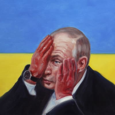 En flintskallig Vladimir Putin tar sig om ansiktet med blodiga händer mot en bakgrund som är Ukrainas blågula flagga i Kaj Stenvalls målning Father Russia.